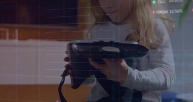 Evde video kulaklığı tutan beyaz bir kız hakkında borsa veri işleme animasyonu. Küresel ekonomi ve sanal gerçeklik teknolojisi kavramı