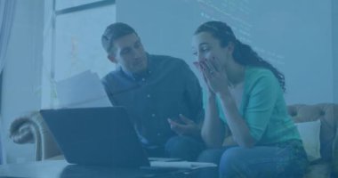 Kafkasyalı çiftin dizüstü bilgisayardaki harcamalarını kontrol eden birden fazla grafik ve alım satım tahtalarının animasyonu. Dijital bileşim, çoklu pozlama, rapor, iş dünyası, borsa, aşk, birliktelik, teknoloji.