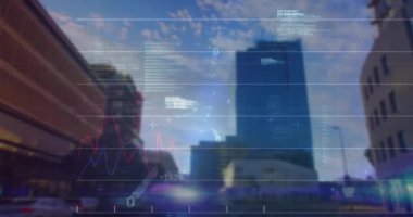 Şehir manzarası üzerinde finansal veri işleme animasyonu. Küresel iş, hesaplama, ağlar, dijital arayüz ve dijital olarak oluşturulmuş video işleme kavramı.