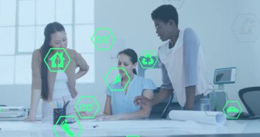 Değişik kadın mimarlar üzerinde birden fazla ikonun canlandırılması planlar üzerinde kat planını tartışıyor. Dijital bileşik, çoklu maruz kalma, tehlikeli, geri dönüşüm, planlama, meslek ve teknoloji konsepti.