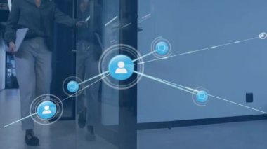 Ofis üzerindeki simgelerle bağlantı ağının animasyonu. Küresel iş, hesaplama, ağlar, dijital arayüz ve dijital olarak oluşturulmuş video işleme kavramı.