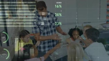 Çeşitli erkek öğretmenler öğretmenlik öğrencileri üzerine çok renkli bilgi arayüzü animasyonu. Dijital bileşik, çoklu pozlama, rapor, iş, eğitim, birliktelik ve küresel konsept.