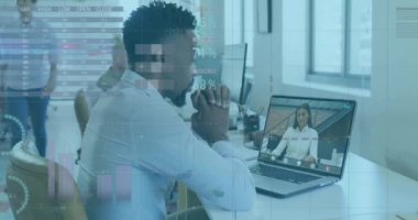 Bilgi arayüzü animasyonu, çeşitli iş arkadaşları laptopta video görüşmeleri hakkında konuşuyor. Dijital bileşik, çoklu pozlama, rapor, iş dünyası, takım çalışması, küresel ve teknoloji kavramı.