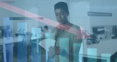 Afrika kökenli Amerikalı iş kadınının ofiste kart okuması üzerine bilgi arayüzü animasyonu. Dijital bileşim, iş dünyası, rapor, kriz, enflasyon, kayıp, profesyonel, beyin fırtınası, fikirler.