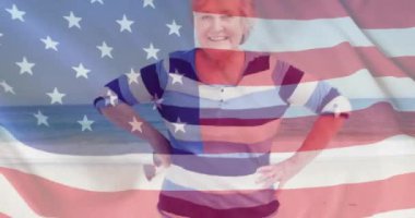 Yazın plajda Amerika bayrağının beyaz yaşlı bir kadın üzerinde canlandırılması. Usa, Amerikan vatanseverliği, ulusal bayrak ve yaşam tarzı konsepti dijital olarak oluşturulmuş video.