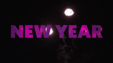 Yeni yıl metninin animasyonu ve siyah arka planda havai fişekler. Yeni yıl, yeni yıl arifesi, kutlama ve geleneksel konsept dijital olarak oluşturulmuş video.