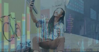 Sokakta akıllı telefon kullanan mutlu melez bir adamın istatistiksel veri işleme animasyonu. Bilgisayar arayüzü ve iş veri teknolojisi kavramı