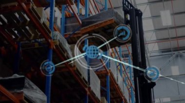 Deponun raflarına koymak için forklift kullanan bağlı simgelerin canlandırılması. Dijital bileşik, çoklu pozlama, iletişim, küreselleşme, nakliye ve dağıtım kavramı.