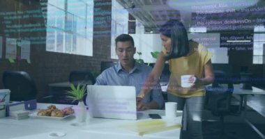 Çeşitli iş arkadaşlarının, kahve fincanı ile bilgisayar dilinin animasyonu dizüstü bilgisayarla ilgili raporları tartışıyor. Dijital bileşik, çoklu pozlama, takım çalışması, planlama, içecek, kodlama ve teknoloji konsepti.