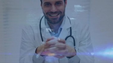 Kafkas erkek doktor üzerinde ikili kodlama veri işleme animasyonu. Küresel tıp, bilim, bağlantılar, hesaplama ve veri işleme kavramı dijital olarak oluşturulmuş video.