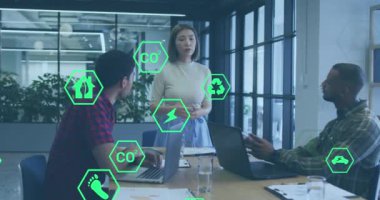 Değişik kadınların iş arkadaşlarına stratejilerini açıklayan altıgen simgelerin animasyonu. Dijital bileşik, çoklu maruz kalma, karbondioksit, tartışma, planlama ve takım çalışması kavramı.
