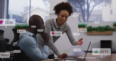 Afrika kökenli Amerikalı kadın ve erkeğin ofiste tartıştığı sosyal medya ikonlarının canlandırılması. Sosyal medya ağı ve iş teknolojisi kavramı