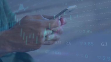 Çemberlerin, grafiklerin ve alım satım tahtalarının animasyonu, cep telefonunda yazan beyaz adamın orta kesimi. Dijital bileşik, çoklu pozlama, rapor, iş dünyası, borsa ve teknoloji kavramı.