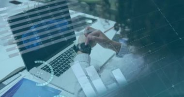 Infographic arayüzün animasyonu, üç boyutlu araba modeli üzerinde çalışırken çift ırklı kadının akıllı gözlük kullanması. Dijital bileşik, çoklu pozlama, rapor, iş dünyası, küresel ve teknoloji kavramı.