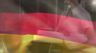 Alman bayrağı animasyonu, gülümseyen beyaz kadın mühendis miğfer takıyor ve elinde planlar tutuyordu. Dijital bileşim, çoklu pozlama, güvenlik, özgürlük, hükümet ve vatanseverlik kavramı.