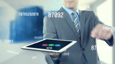 Dijital tablet tutan işadamının orta kesiminde istatistiksel veri işleme animasyonu. Bilgisayar arayüzü ve iş veri teknolojisi kavramı