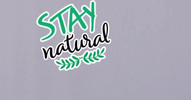 Gri arkaplandaki su damlacıklarının üzerindeki doğal metnin animasyonu. Doğa, sürdürülebilirlik ve iklim değişikliği farkındalık kavramı dijital olarak oluşturulmuş video.