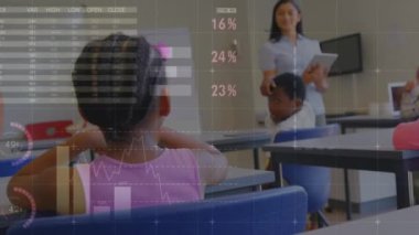 Sınıfta öğretmenlik yapan çeşitli kadın öğretmenler üzerinde bilgi arayüzü animasyonu. Dijital bileşik, çoklu pozlama, rapor, iş, çocukluk, küresel ve okul kavramı.