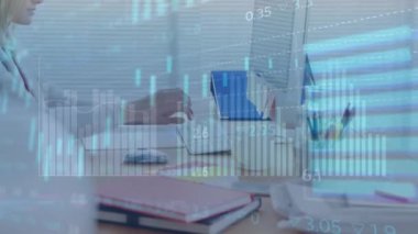 Kafkasyalı iş kadınının ofisindeki kırmızı çizginin finansal veri işleme animasyonu. Küresel iş, bağlantılar, hesaplama ve veri işleme kavramı dijital olarak oluşturulmuş video.