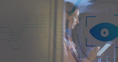 Sunucu odasında dijital tablet kullanan beyaz kadın mühendis için göz tarayıcı simgesi animasyonu. Siber güvenlik ve iş veri depolama teknolojisi kavramı