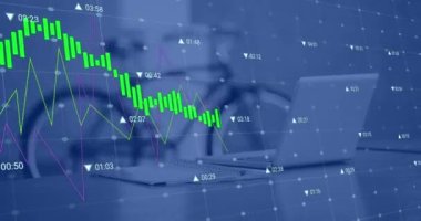 Ofis masasındaki dizüstü bilgisayarla istatistiksel veri işleme animasyonu. Bilgisayar arayüzü ve iş veri teknolojisi kavramı