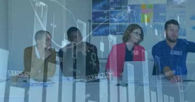 Çeşitli meslektaşların toplantı odasında bilgisayar üzerinden tartışmaları üzerine bilgi arayüzü animasyonu. Dijital bileşim, iş, rapor, ilerleme, takım çalışması, teknoloji, planlama, ofis.