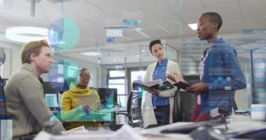 Ofisteki satış raporlarını tartışan bilgi arayüzü ve çok ırklı meslektaşların animasyonu. Dijital bileşim, iş dünyası, rapor, ilerleme, grafik, takım çalışması, teknoloji, gelişigüzel, belge.