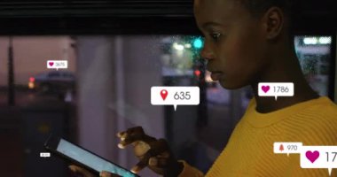 Afro-Amerikan kız otobüste dijital tablette kaydırma yaparken bildirilen barların animasyonu. Dijital bileşik, çoklu pozlama, çocukluk, sosyal medya anımsatıcı, ulaşım ve teknoloji.