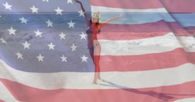 Yazın, beyaz bir kadının plajda bayrak sallaması. Usa, Amerikan vatanseverliği, ulusal bayrak ve yaşam tarzı konsepti dijital olarak oluşturulmuş video.