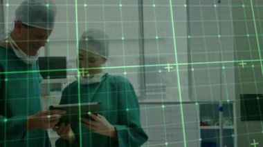 Hastanedeki çeşitli cerrahlar üzerinde veri işleme animasyonu. Küresel tıp, sağlık hizmetleri, bilgisayar ve veri işleme kavramı dijital olarak oluşturulmuş video.