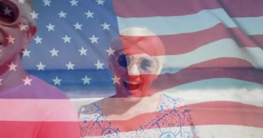 Amerika bayrağının yaz aylarında plajdaki Kafkas kıdemli arkadaşlara karşı animasyonu. Usa, Amerikan vatanseverliği, ulusal bayrak ve yaşam tarzı konsepti dijital olarak oluşturulmuş video.