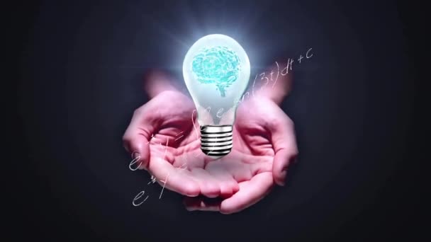 Animering Glödlampa Med Hjärnan Över Kvinnans Händer Och Matematisk Databehandling — Stockvideo