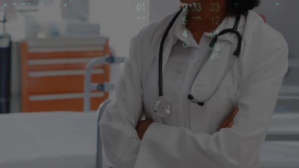 白人女性医師のバイナリコーディングデータ処理のアニメーション グローバル医学 コネクション コンピューティング データ処理のコンセプトをデジタル生成したビデオ — ストック動画