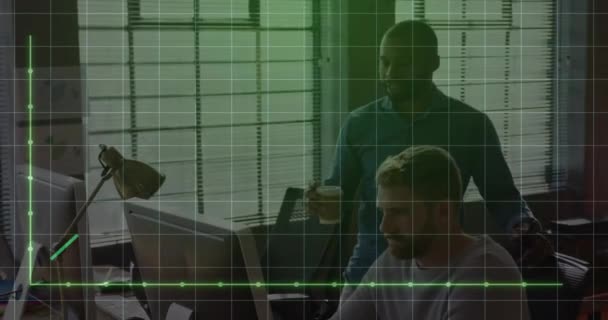 オフィスのデスクで議論する多様な同僚に対するグラフとグリッドパターンのアニメーション デジタル複合 複数の露出 レポート ビジネス プランニング チームワーク テクノロジーコンセプト — ストック動画