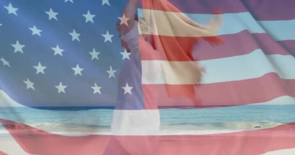 Animazione Bandiera Stati Uniti Sopra Donna Più Anziana Caucasica Spiaggia — Video Stock