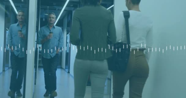 オフィスの廊下を歩く多様な同僚のライングラフのアニメーション デジタル複合 複数の露出 レポート ビジネスコンセプト — ストック動画