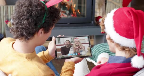 Glückliche Kaukasische Eltern Und Söhne Mit Weihnachtlichem Tablet Videoanruf Zeitlupe — Stockvideo