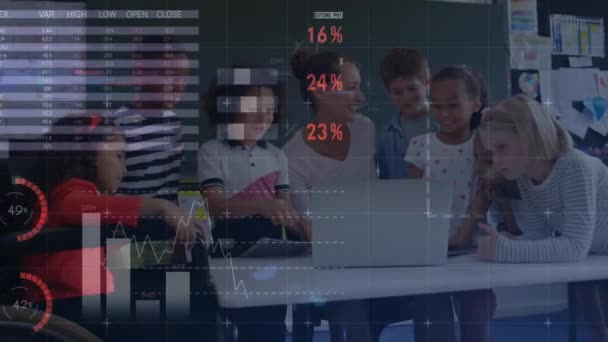 Animáció Infografikai Interfész Különböző Tanár Videó Nézése Gyerekekkel Laptopon Digitális — Stock videók