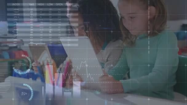在数字平板电脑上观看视频的不同女孩之间的彩色信息界面动画 Digital Composite Technology Report Business Childhood Totherness Global Concept — 图库视频影像