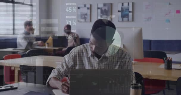 Infografikai Interfész Animációja Afro Amerikai Férfi Jegyzetfüzeten Laptopon Dolgozik Digitális — Stock videók