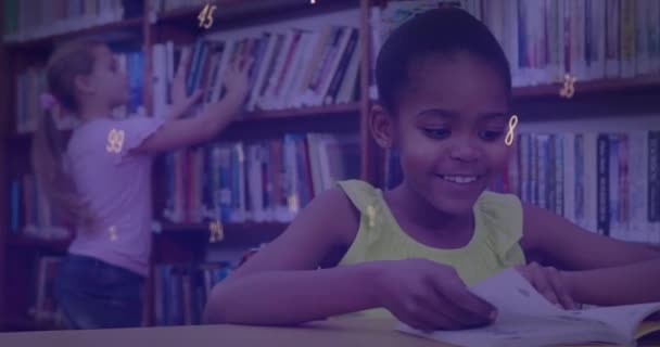 Анімація Чисел Символів Плавають Над Афроамериканською Дівчиною Яка Навчається Бібліотеці — стокове відео