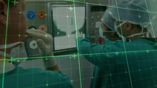 病院における多様な外科医に対するデータ処理のアニメーション グローバル医療 ヘルスケアサービス コンピューティング データ処理のコンセプトをデジタル生成したビデオ — ストック動画