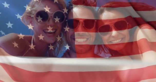 Animation Flagga Usa Över Olika Vänner Stranden Sommaren Usa Amerikansk — Stockvideo
