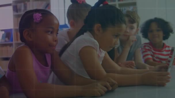 在不同的儿童观看数字平板电脑上的视频时 用不断变化的数字对图形进行动画 数字合成 多重曝光 团结和技术 — 图库视频影像