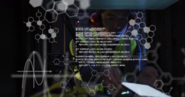サーバールームで働くデジタルタブレットを使用して アジアの男性エンジニアに対するデータ処理のアニメーション コンピュータインターフェースとビジネスデータストレージ技術のコンセプト — ストック動画