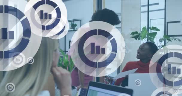 사무실에서 보고서를 동료에 그래프 아이콘의 애니메이션 디지털 비즈니스 팀워크 — 비디오