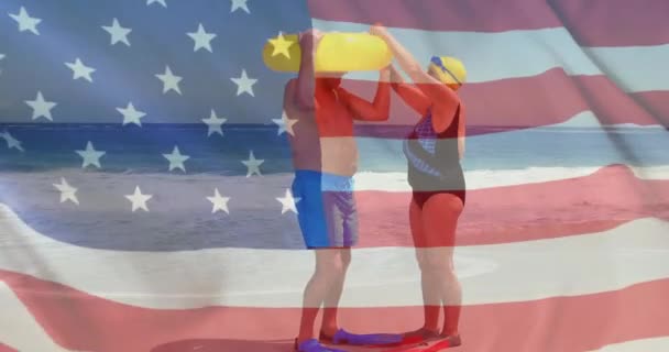 Yazın Plajda Amerika Bayrağının Kafkasyalı Yaşlı Çift Üzerinde Canlandırılması Usa — Stok video