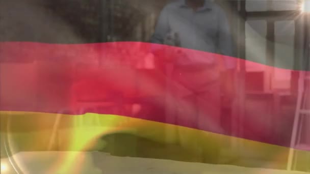 Német Zászlólobogás Animációja Kétkezi Mérnök Sisakban Tervrajzokkal Sétálva Digitális Kompozit — Stock videók