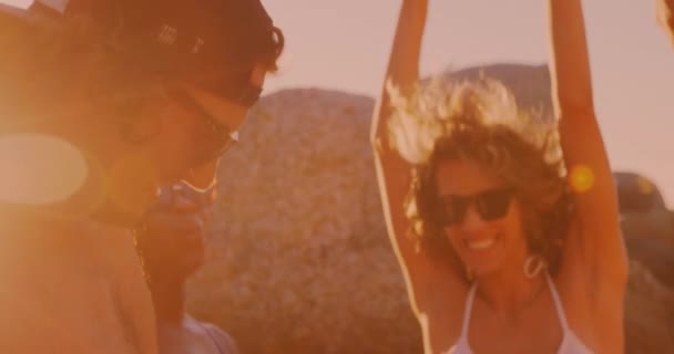 Egy Csapat Különböző Barát Táncol Élvezi Strandot Barátság Utazás Nyaralás — Stock videók