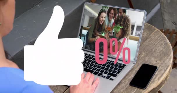 Dizüstü Bilgisayar Başında Video Görüşmesi Yapan Kadın Sayısının Giderek Artan — Stok video
